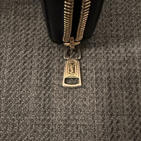 Yves Saint Laurent Black leather wallet with gold zipper - Picture 4 of 4